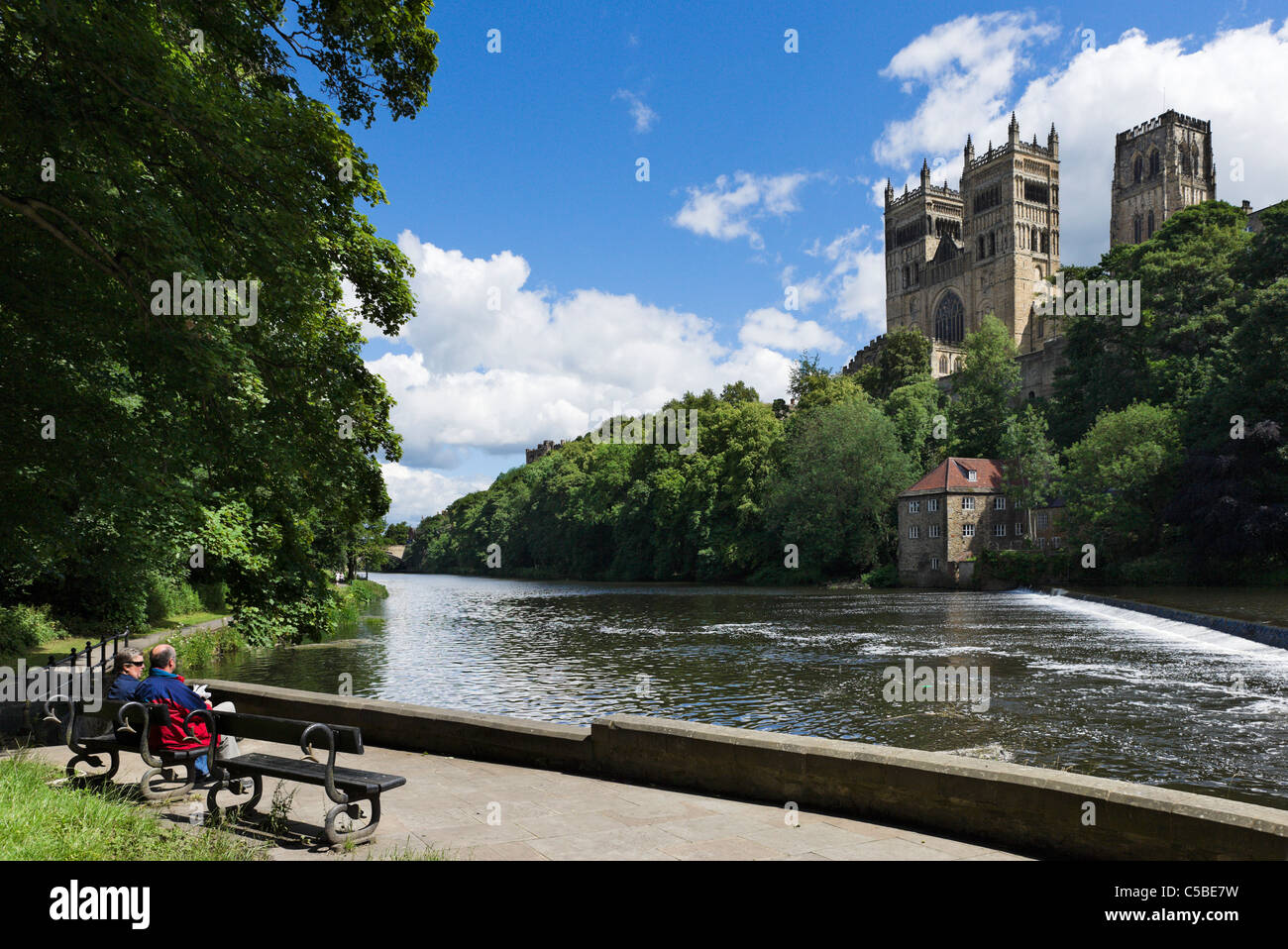 La catedral de Durham desde las orillas del desgaste, Durham, Condado de Durham, al Noreste de Inglaterra, Reino Unido. Foto de stock