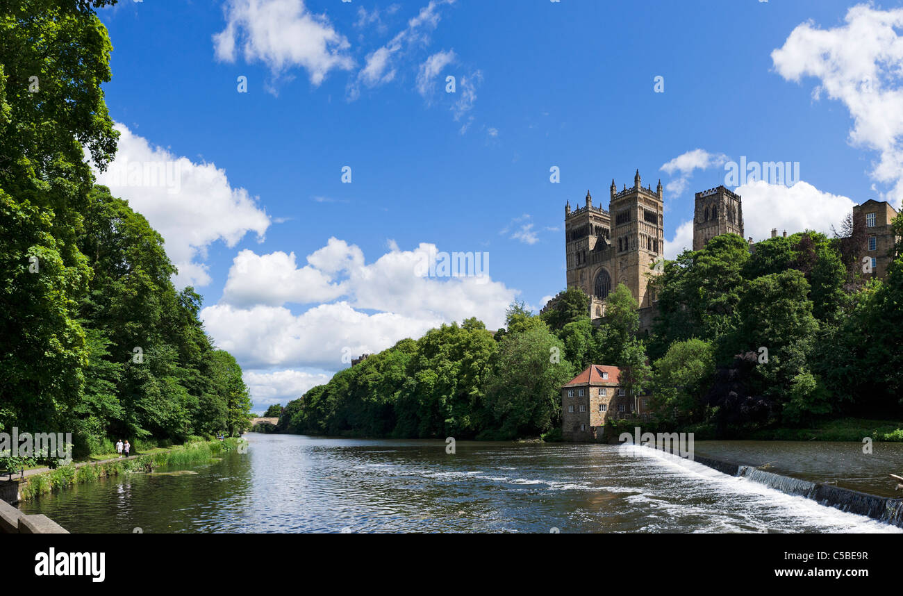 La catedral de Durham desde las orillas del desgaste, Durham, Condado de Durham, al Noreste de Inglaterra, Reino Unido. Foto de stock
