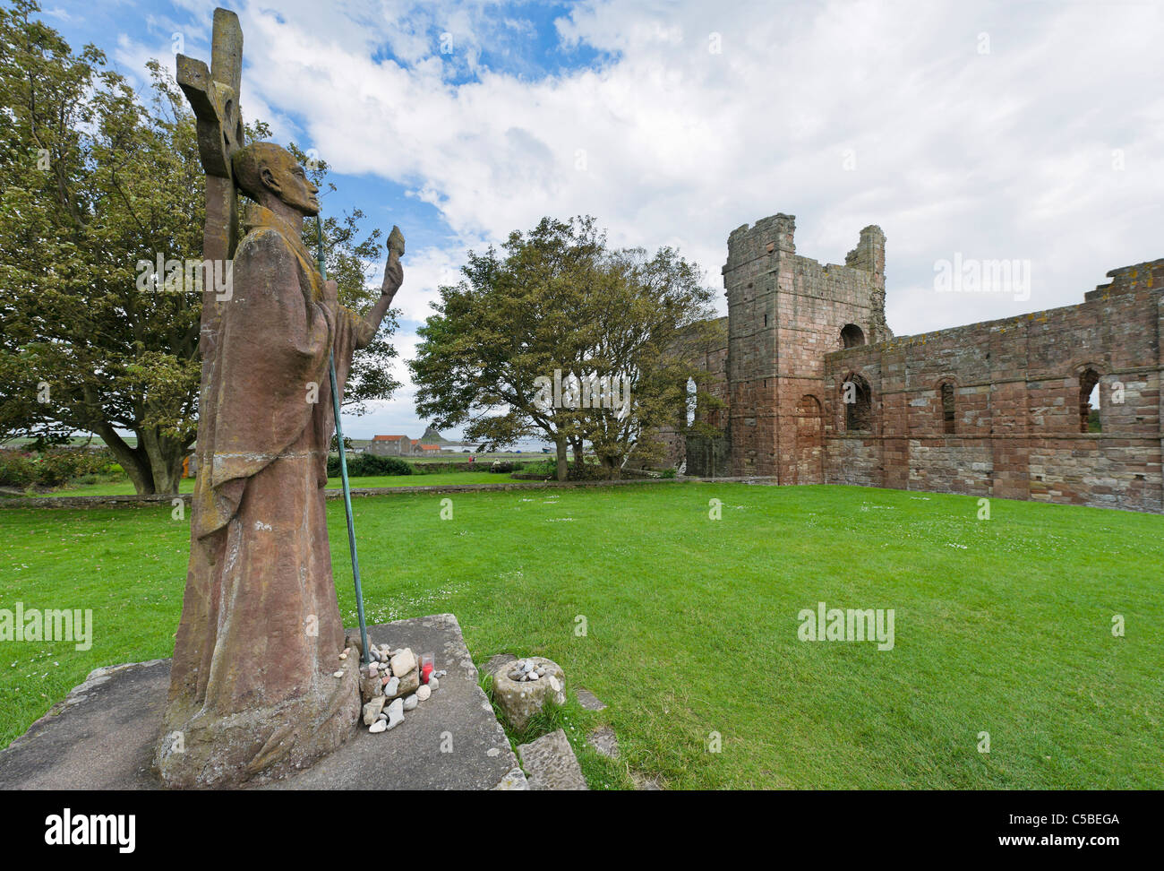 Estatua de San Aidan (por Kathleen Parbury) en motivos de Lindisfarne Priory, Holy Island, Northumberland, al Noreste de Inglaterra, Reino Unido. Foto de stock
