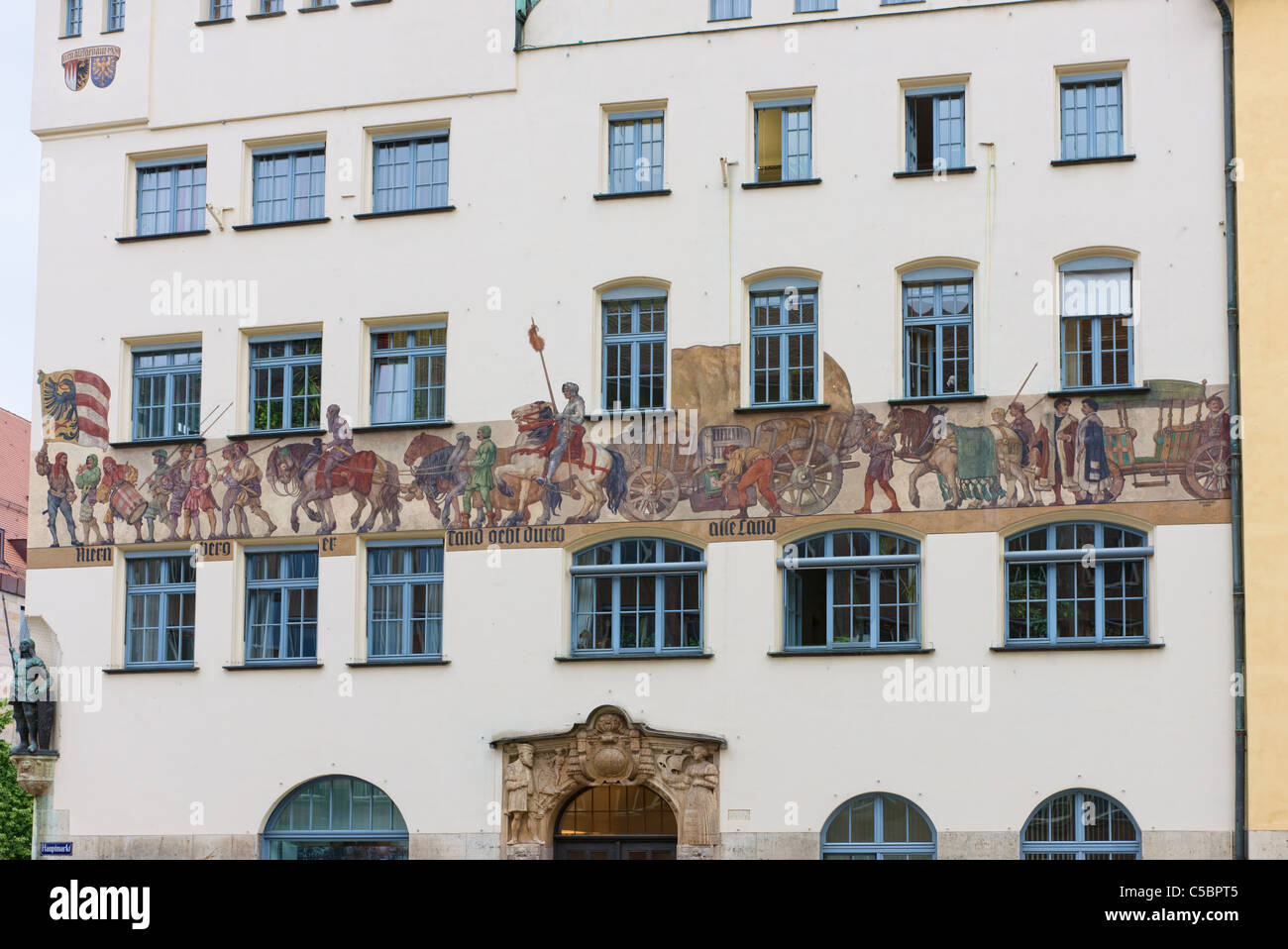 Hauptmarkt, casa con el mural mostrando los avances comerciales de la ciudad en la edad media. El texto es "comercio de Nuremberg pasa a través de todas las tierras". Foto de stock