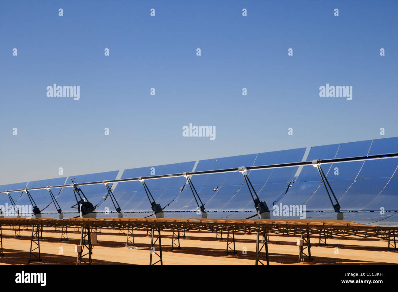Espejos parabólicos de la estación generadora de energía solar (segs) instalación eléctrica de energía solar térmica en el desierto de Mojave Foto de stock