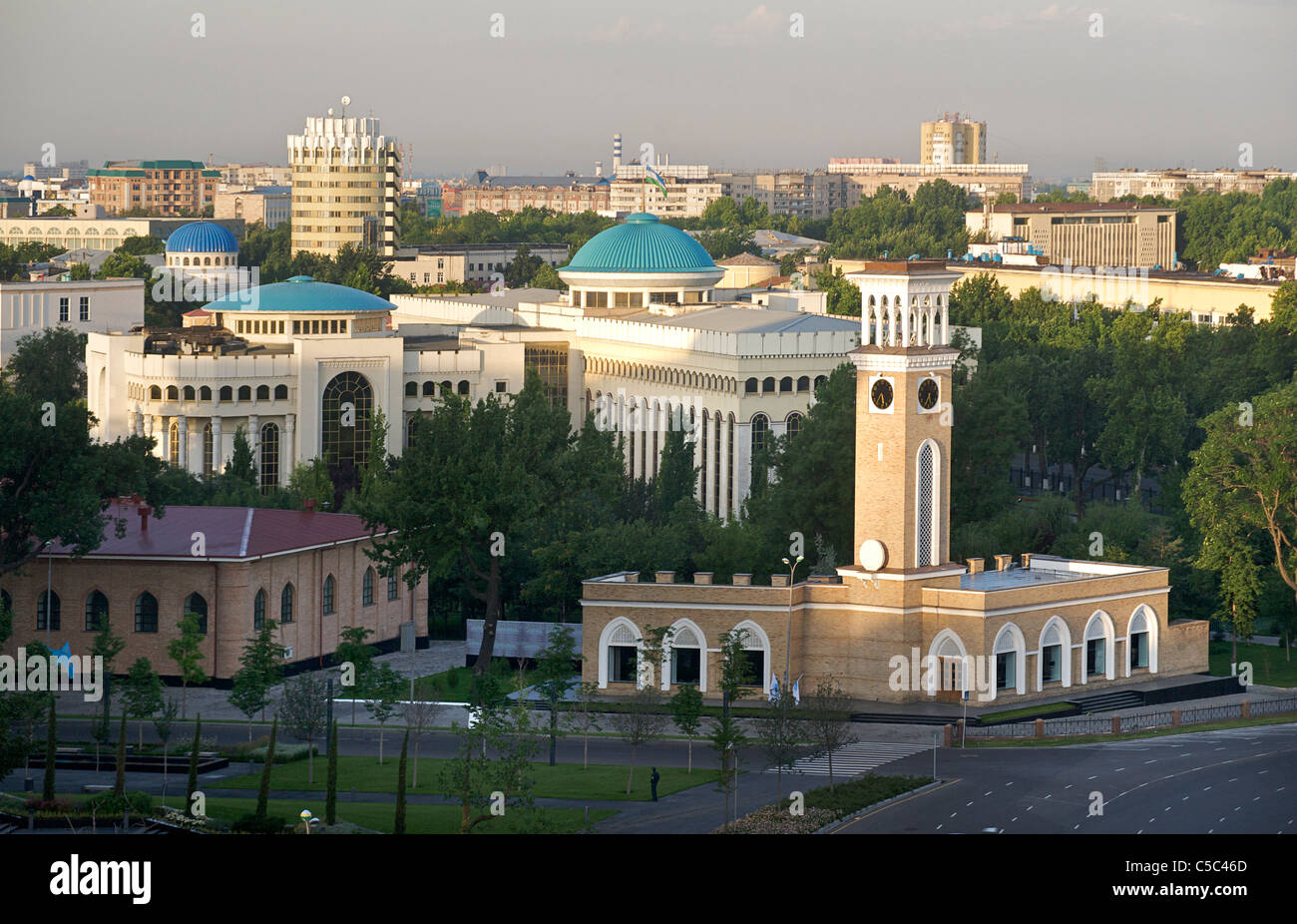 La Torre del Reloj, Kuranti Emir Timur, jardines, Tashkent, Uzbekistán Foto de stock