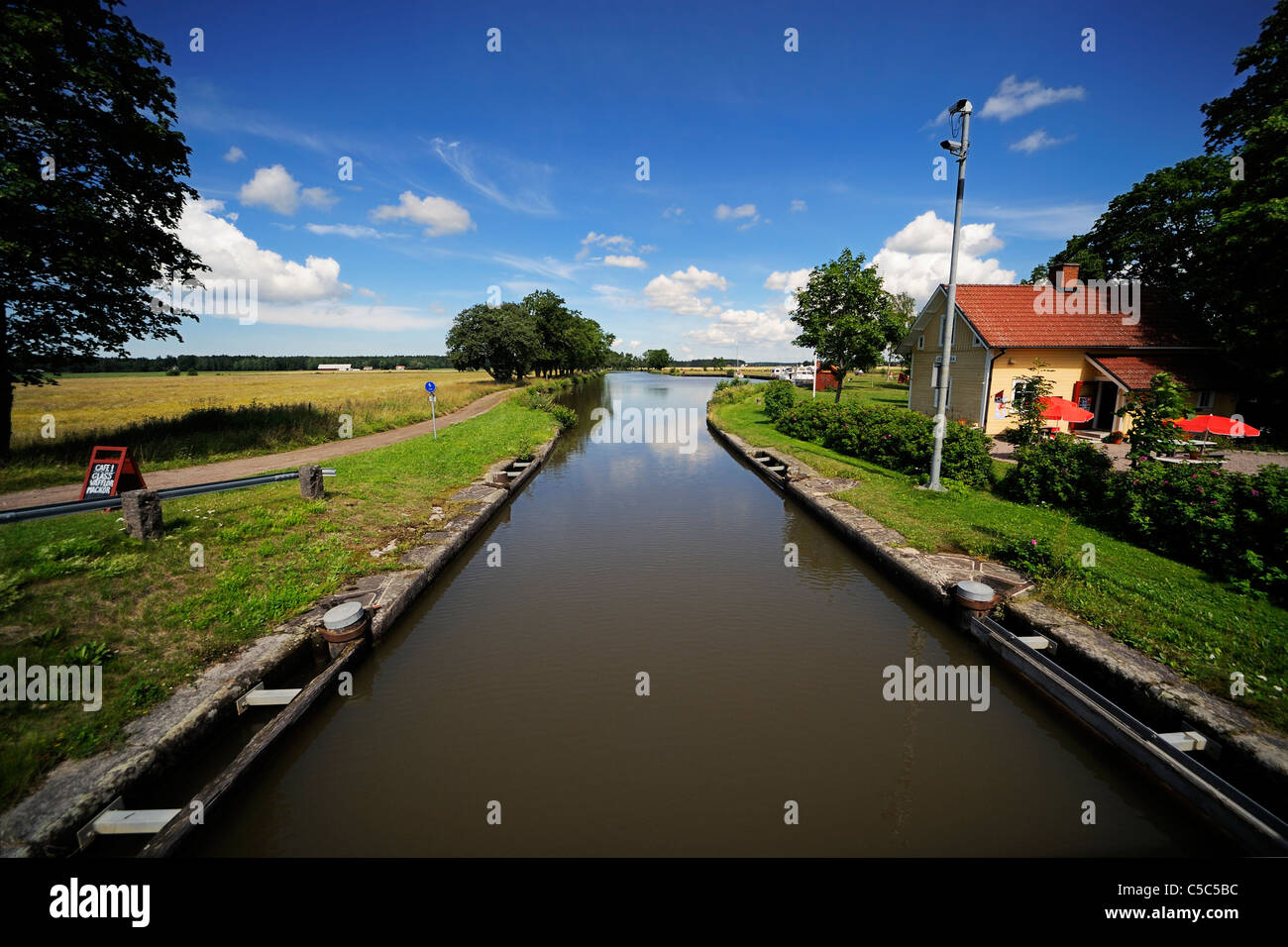 Canal Gota pacífica a lo largo de casas y paisaje Foto de stock