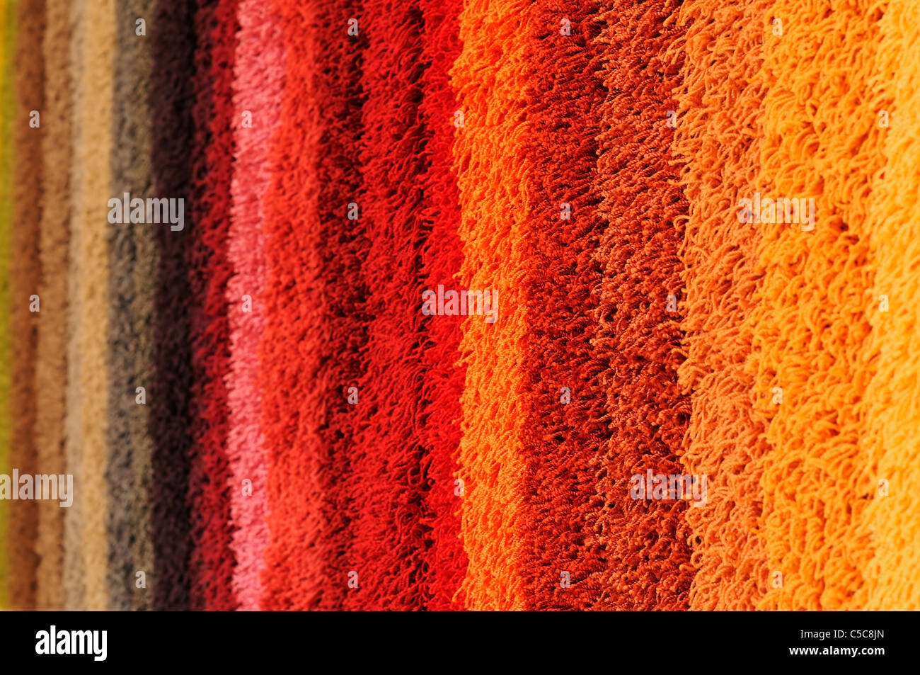 El espectro de color de las muestras de alfombras Foto de stock