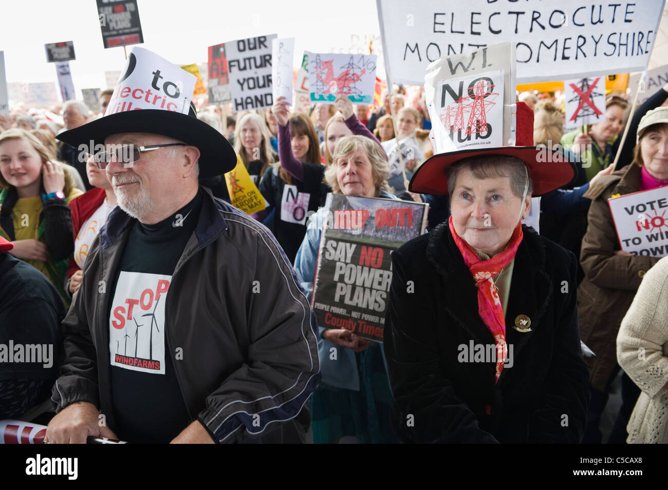 Protesta en la Asamblea Nacional de Gales en contra de los parques eólicos y la infraestructura asociada en la campiña de Gales Foto de stock