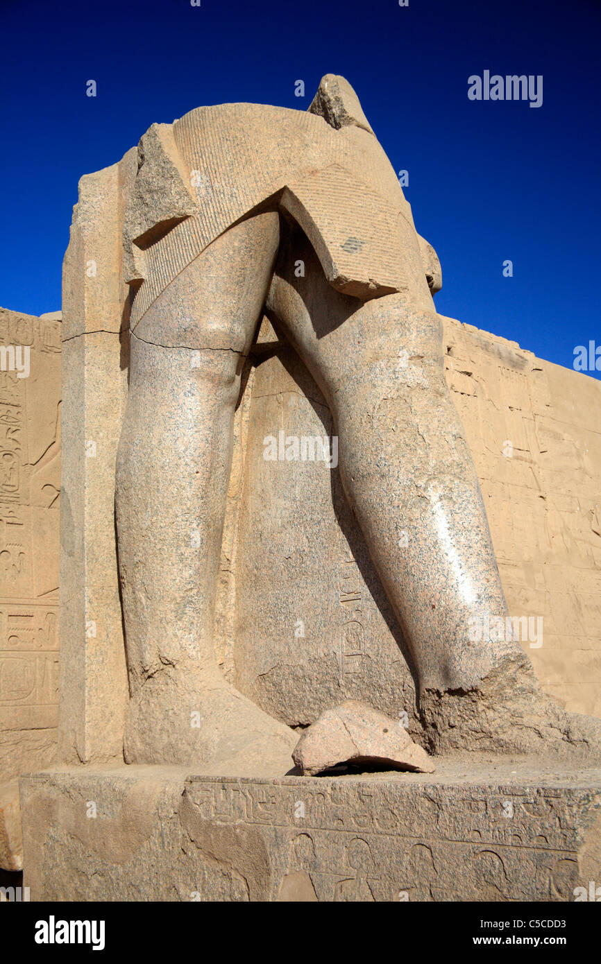 VII pilono, restos del coloso de Tutmosis III (1450S-1430s BC), Luxor, Egipto Foto de stock