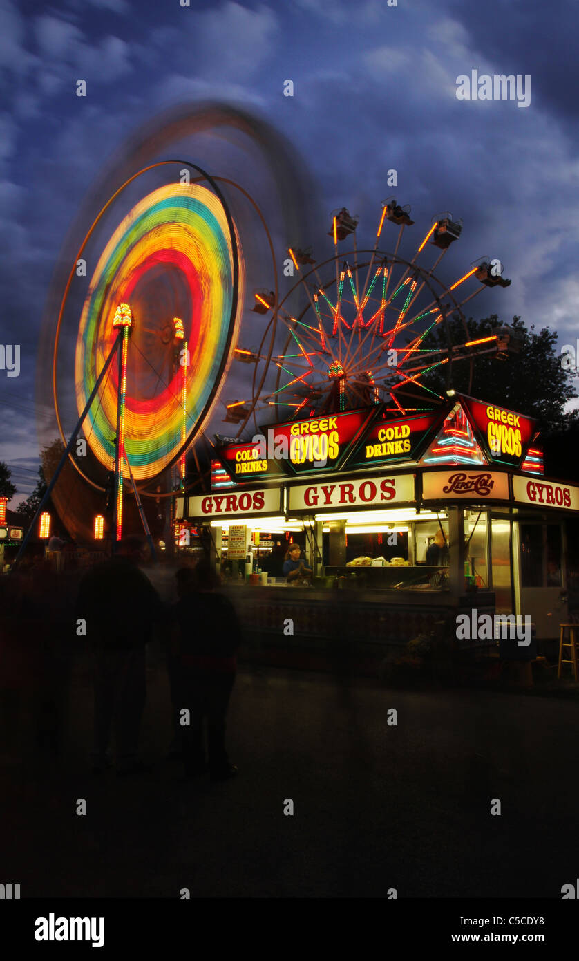 Gyros griegos y ruedas de Ferris en la noche. Canfield Fair. Mahoning County Fair. Canfield, Ohio, EE.UU. Puesto de comida rápida venta de los autogiros. Foto de stock