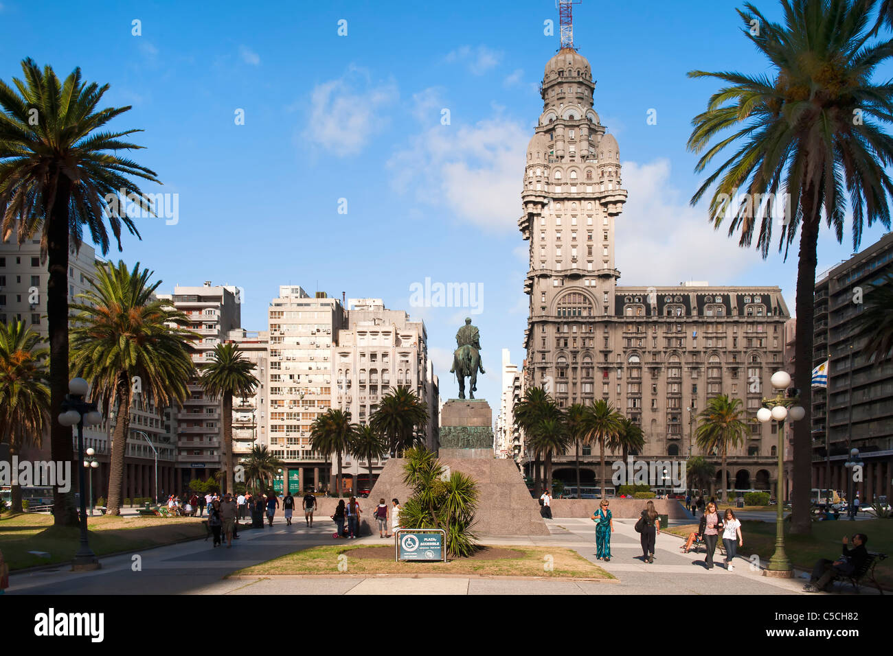 La Plaza Independencia, el Palacio Salvo y José Artigas estatua ecuestre, Montevideo, Uruguay, América del Sur Foto de stock