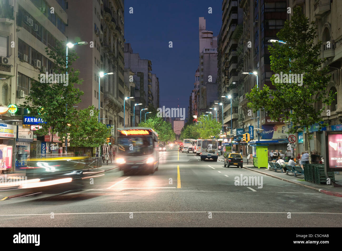 El tráfico durante la noche de Montevideo, Uruguay, América del Sur Foto de stock