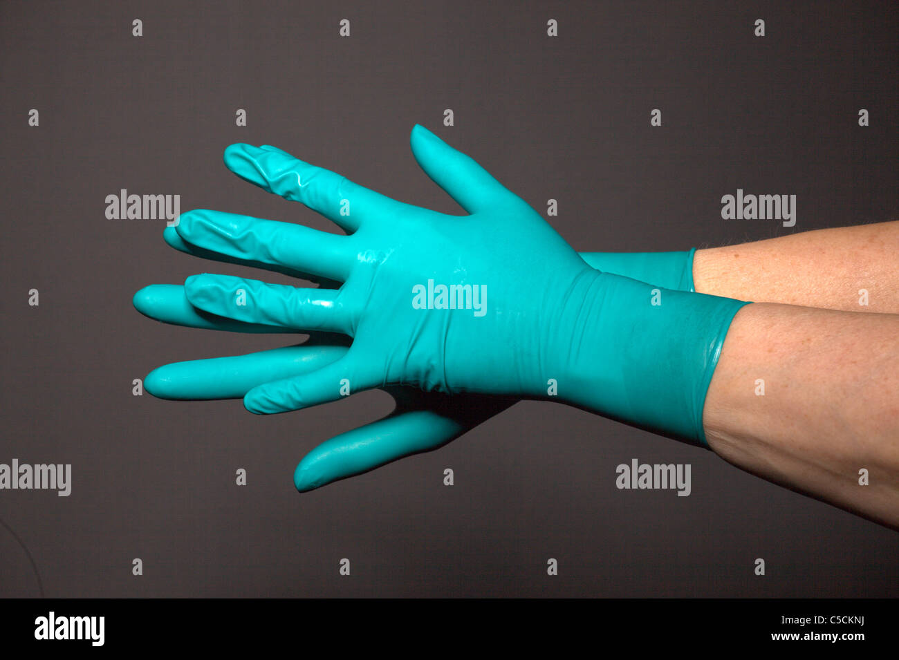 Manos usando guantes médicos Foto de stock