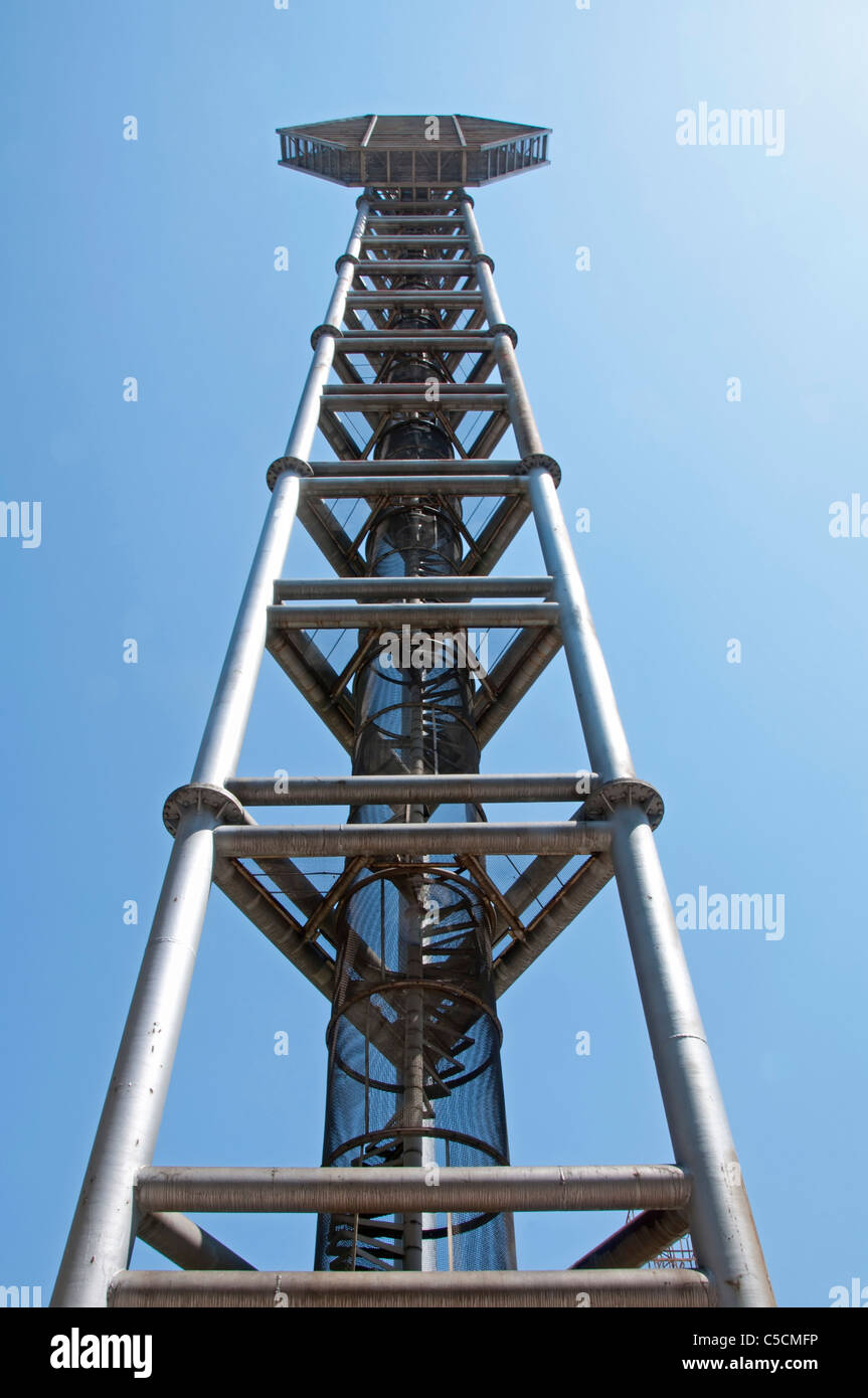 Construcción de tuberías metálicas en blue sky Foto de stock