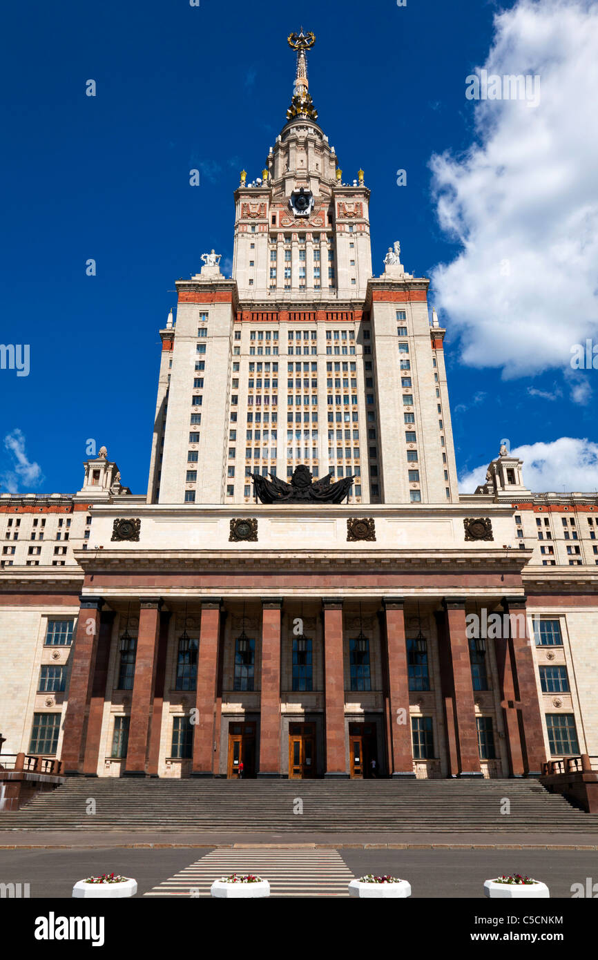 El edificio principal de la Universidad Estatal de Moscú, la fachada oeste. Moscú, Rusia. Foto de stock