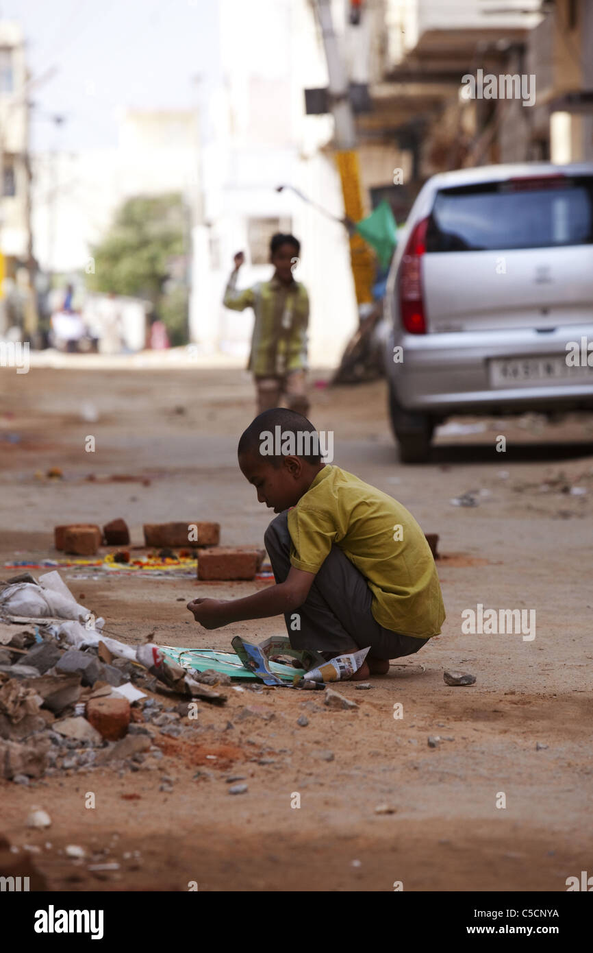 Los niños indios jugando con cometas de papel en calle Foto de stock