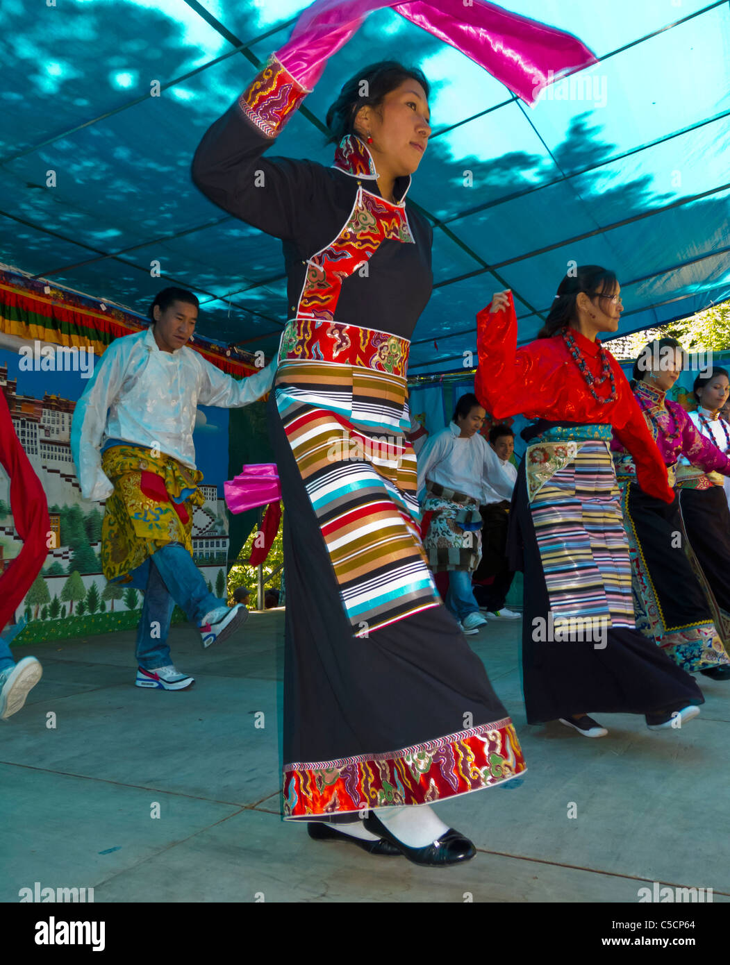 París, Fra-nce, tibetanos en traje tradicional, baile en el festival budista, celebración del cumpleaños de Dalai Lama, "Kagyu Dzong" celebrando diferentes culturas Foto de stock
