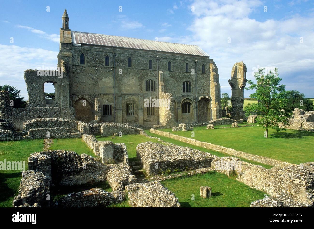 Binham Iglesia Prioral y monástica, Norfolk sigue siendo Inglés prioratos medieval monasterio monasterios ruina ruinas claustro claustro. Foto de stock