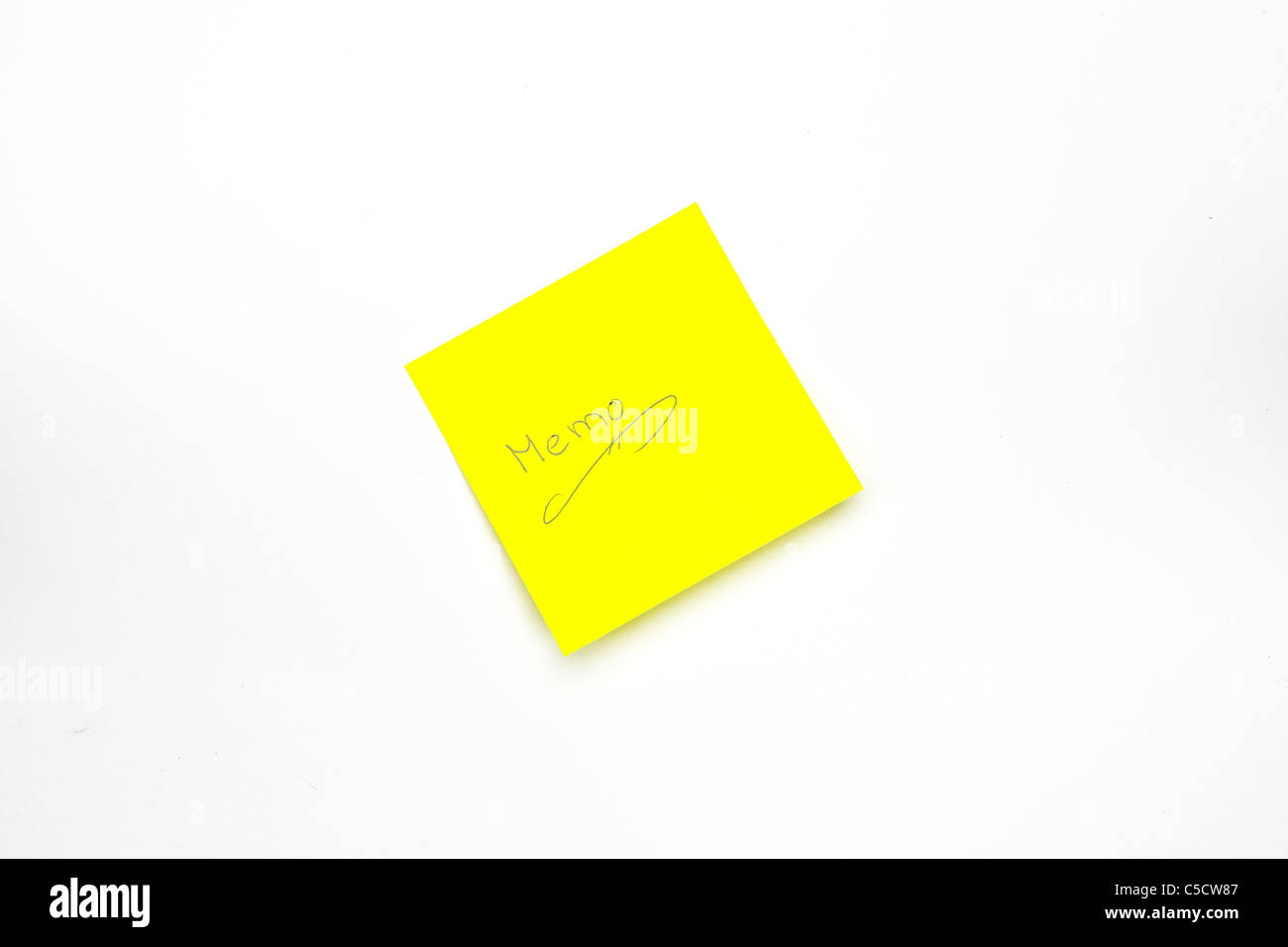 Un bloc de notas de color amarillo con la palabra Memo Foto de stock