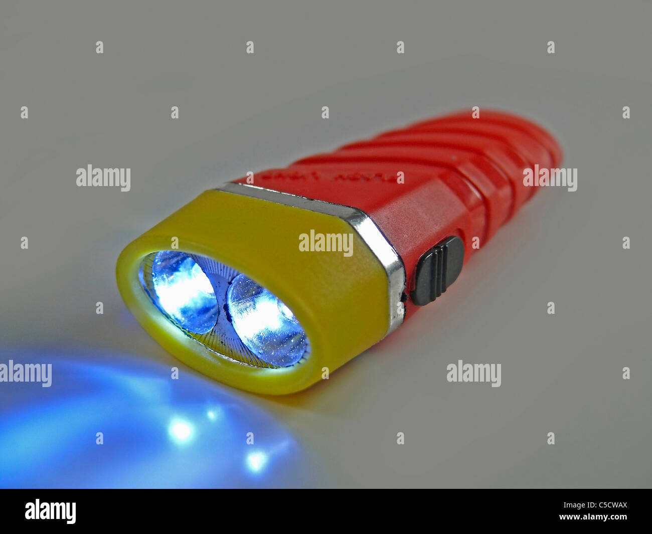 Linterna con LED de luz blanca Fotografía de stock - Alamy