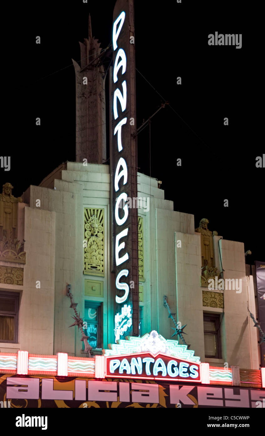 Un disparo de la noche el teatro Pantages en Hollywood Boulevard, Hollywood, California, EE.UU. (vertical) Foto de stock