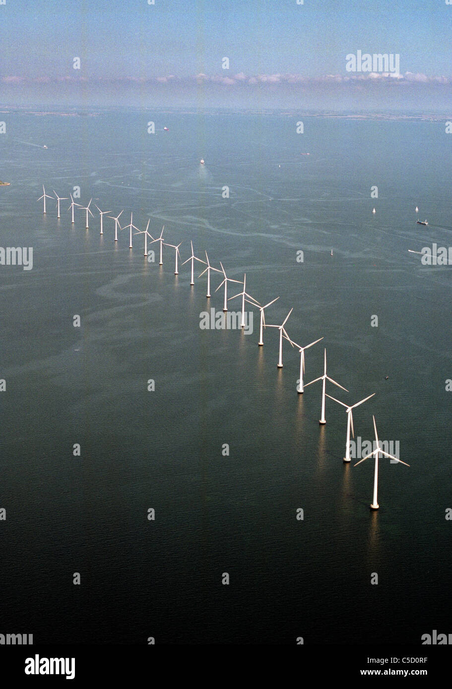 Vista aérea de las turbinas eólicas en una fila en agua a Middelgrunden Foto de stock