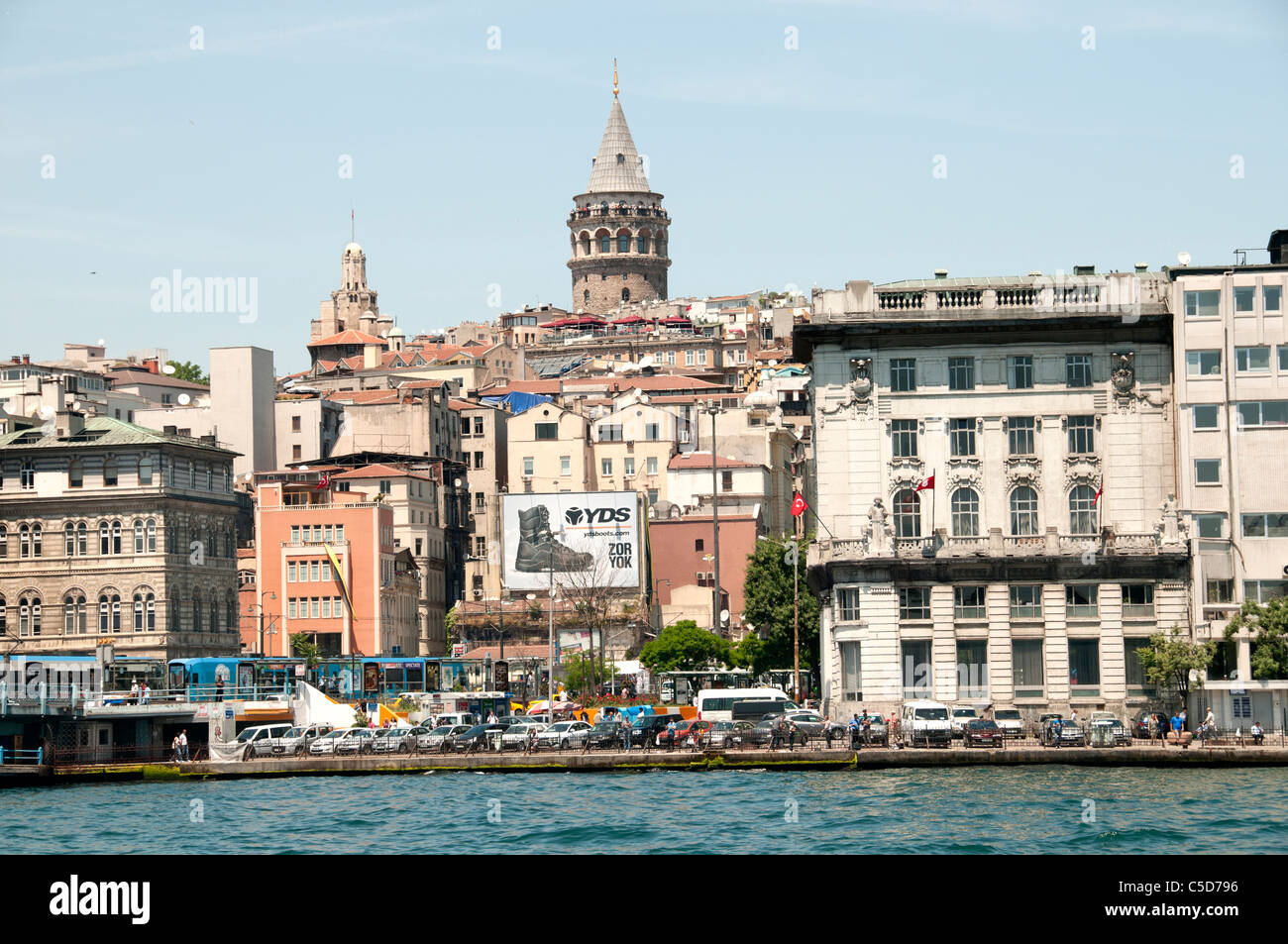 La torre de Galata Beyoglu el Cuerno de Oro en Estambul TURQUÍA Foto de stock