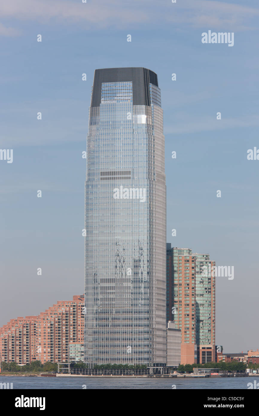 La torre Goldman Sachs con vistas al Río Hudson, en Jersey City, Nueva Jersey. Foto de stock