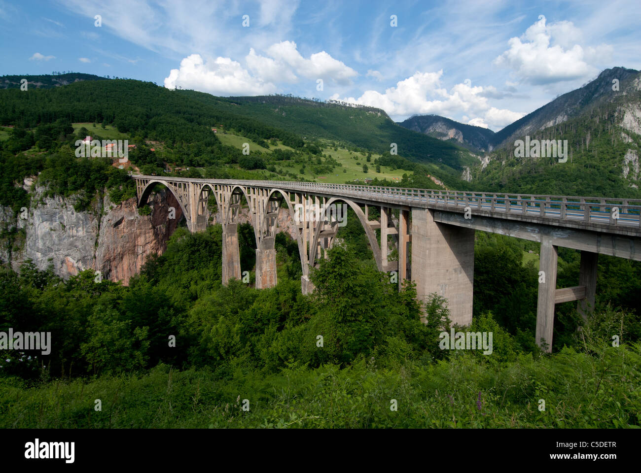 Puente del río Tara, el Parque Nacional de Durmitor, Montenegro Foto de stock