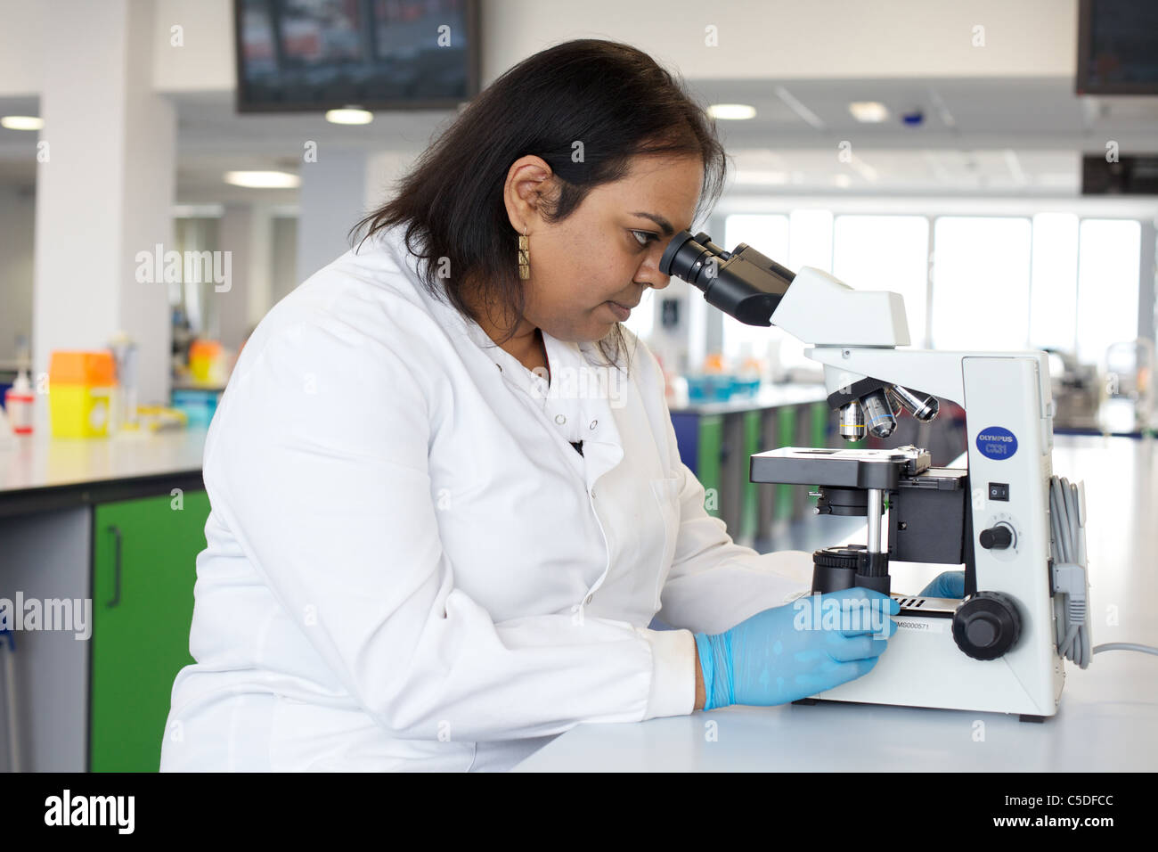 Miércoles, 6 de julio de 2011 técnico de laboratorio en el trabajo en la Leeds Metropolitan University.Bio laboratorios de química. Foto de stock