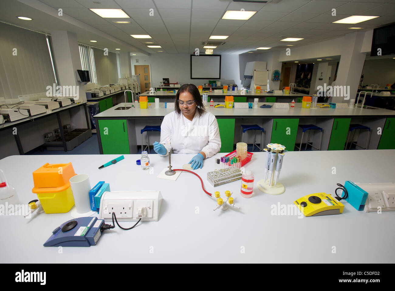 Técnico de laboratorio de análisis químico en la Universidad Metropolitana de Leeds.Bio laboratorios de química. Foto de stock