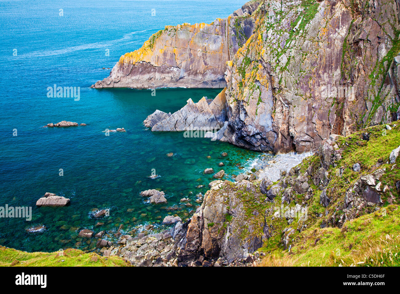 Costas rocosas y acantilados a punto de suelta un promontorio cerca de Croyde, North Devon, Inglaterra, Reino Unido. Foto de stock