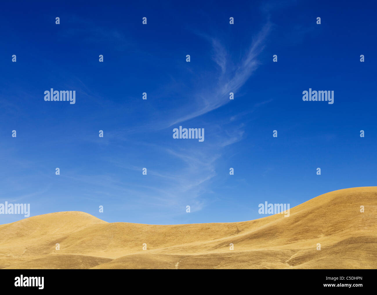 Whispy nubes sobre las colinas secas del sur de California Foto de stock