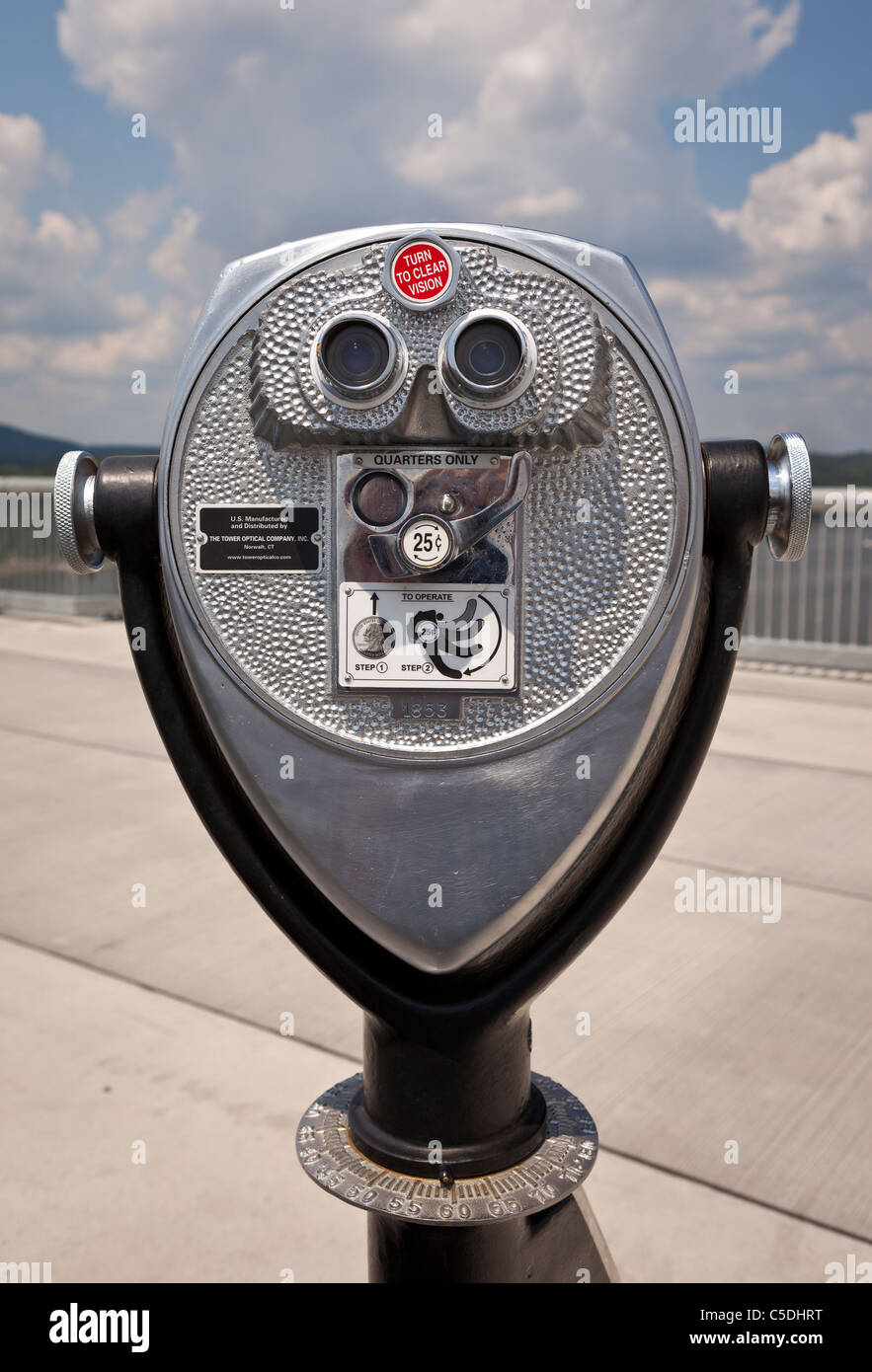 POUGHKEEPSIE, NEW YORK, USA - visor binocular con monedas, en el puente, pasarela sobre el Hudson State Park. Foto de stock