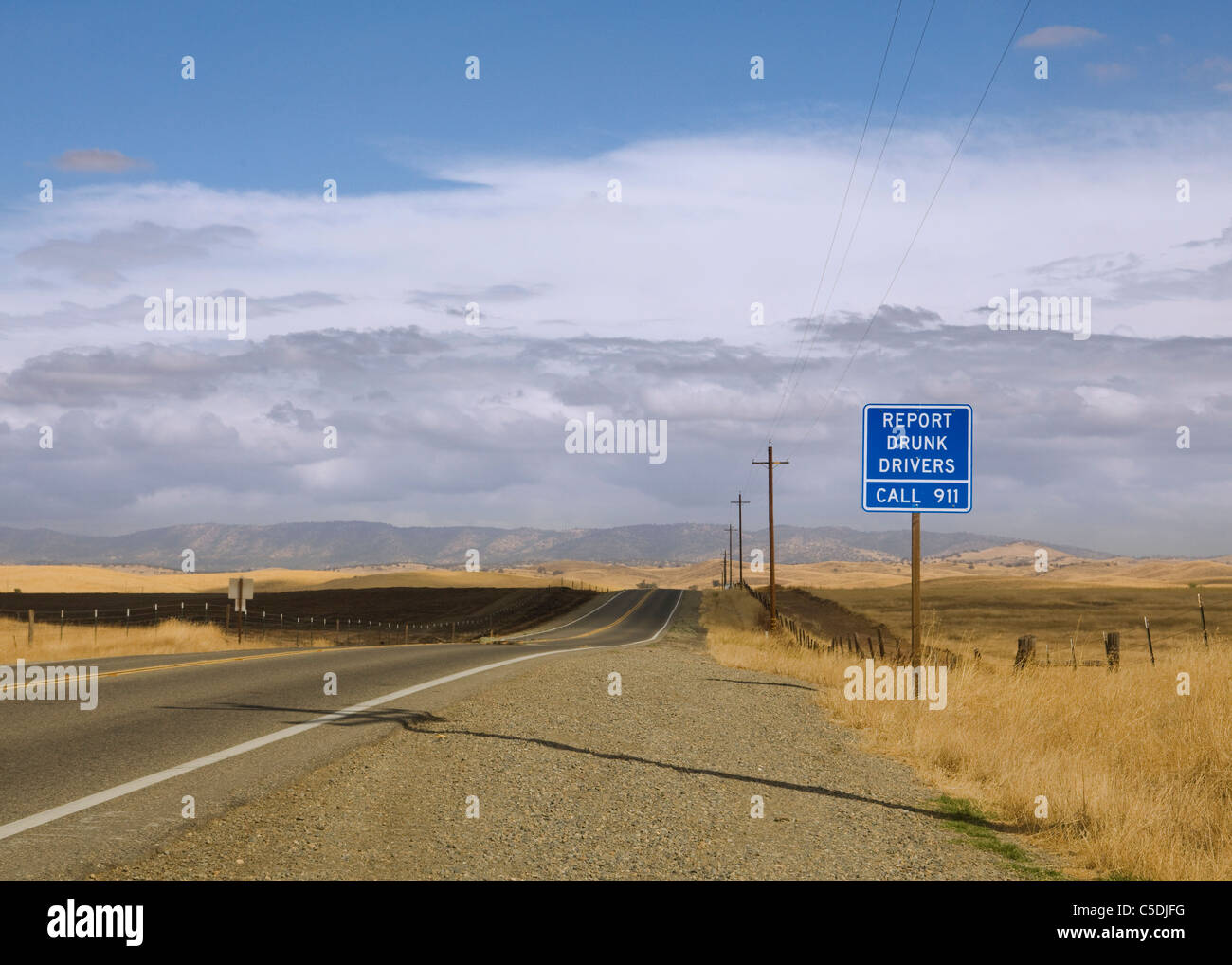 Informe conductores ebrios de las señales de seguridad de tráfico en carretera rural de California Foto de stock
