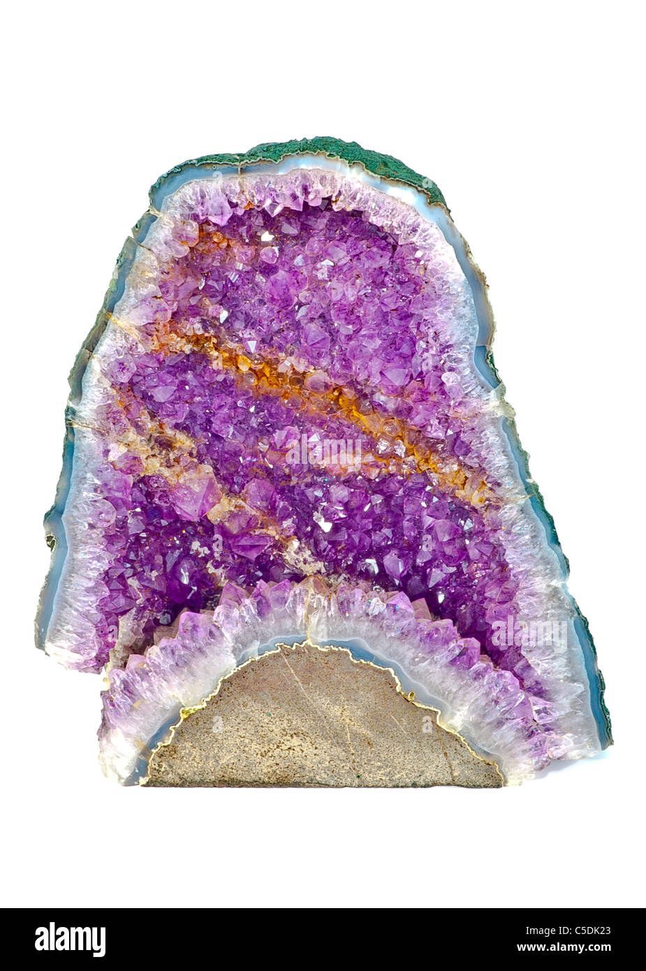Rock Crystal de Cuarzo púrpura aislado en blanco Foto de stock