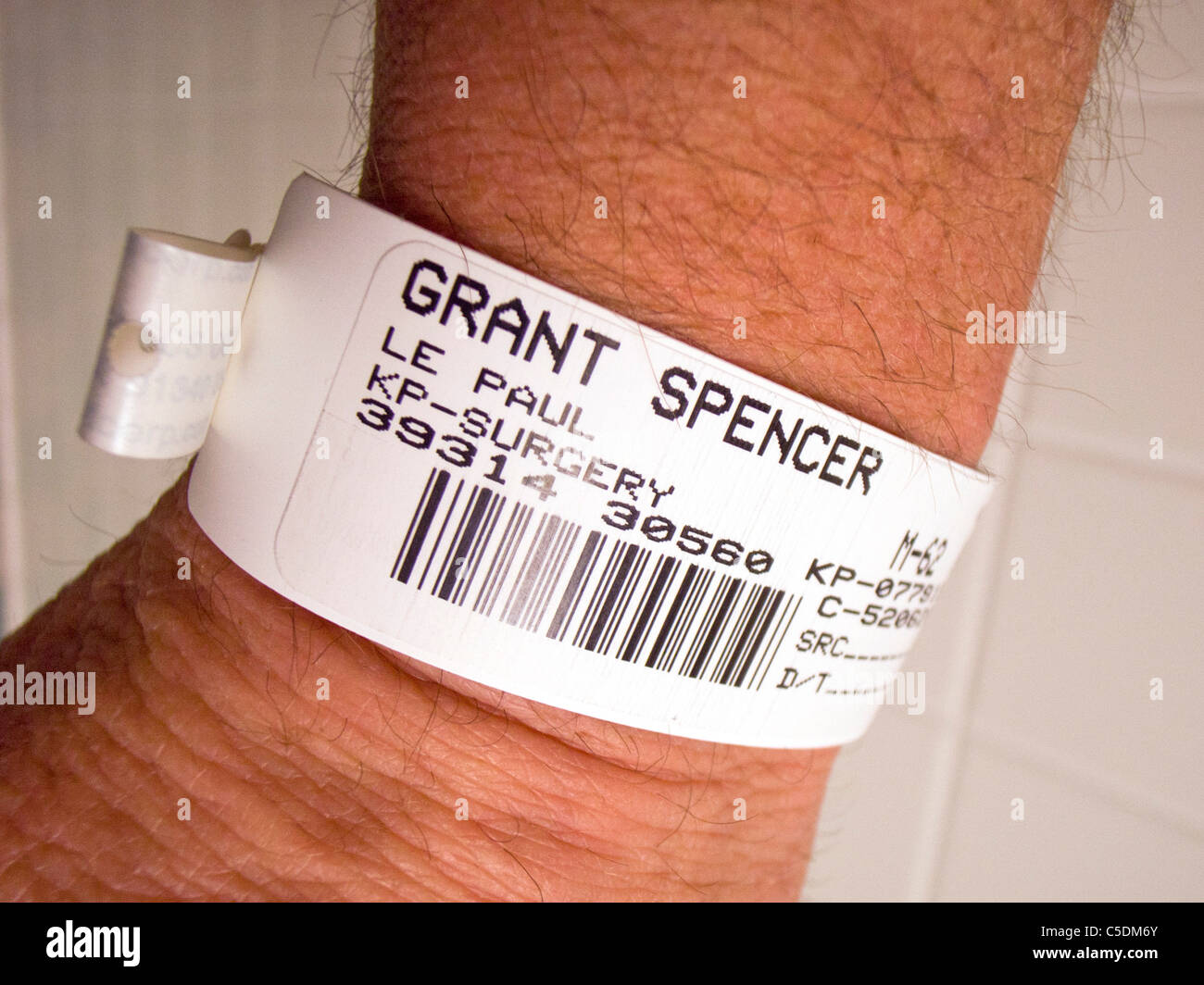 Un paciente del hospital lleva una pulsera de identificación con código de barras. Foto de stock