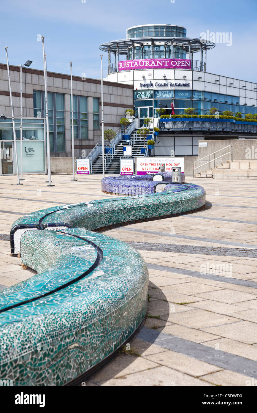 Asientos mosaico curvo conduce a púrpura Ocean Restaurant en la Stena Line terminal de ferry en Dún Laoghaire, República de Irlanda Foto de stock