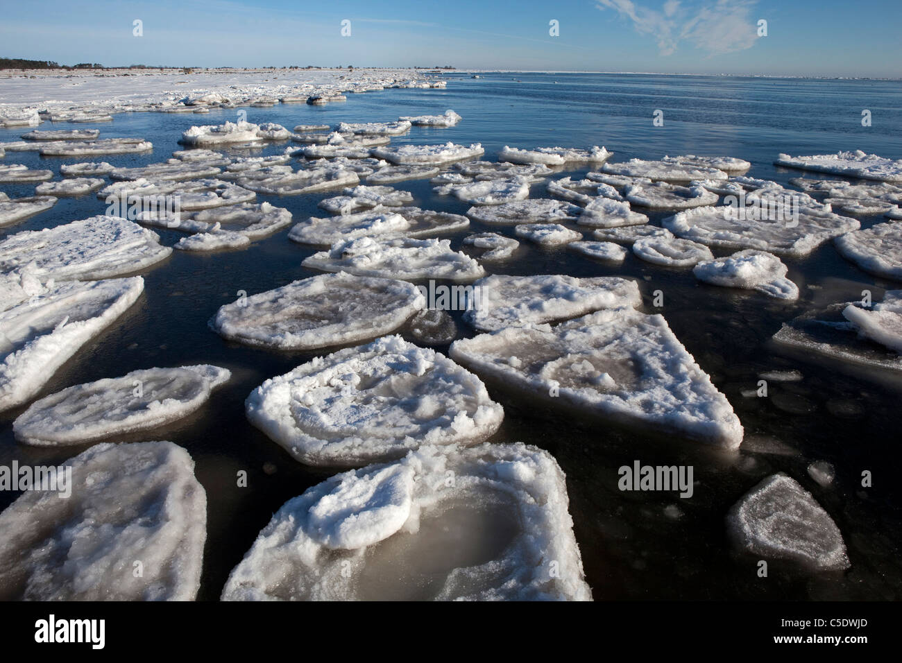 Close-up de témpanos de hielo en el mar Báltico Foto de stock