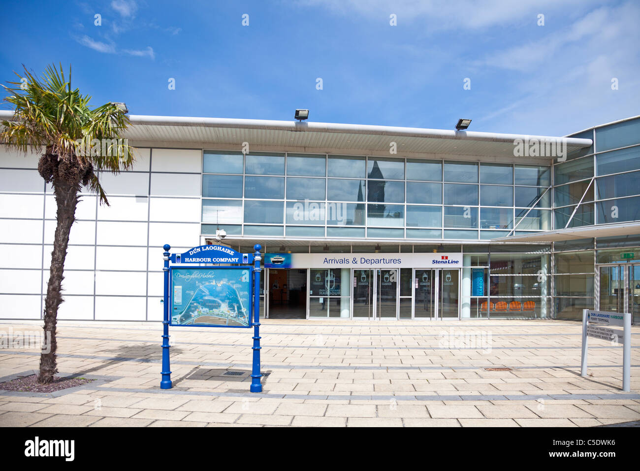 La entrada a la sala de salidas y llegadas de la Stena Line terminal de ferry en Dún Laoghaire, República de Irlanda Foto de stock