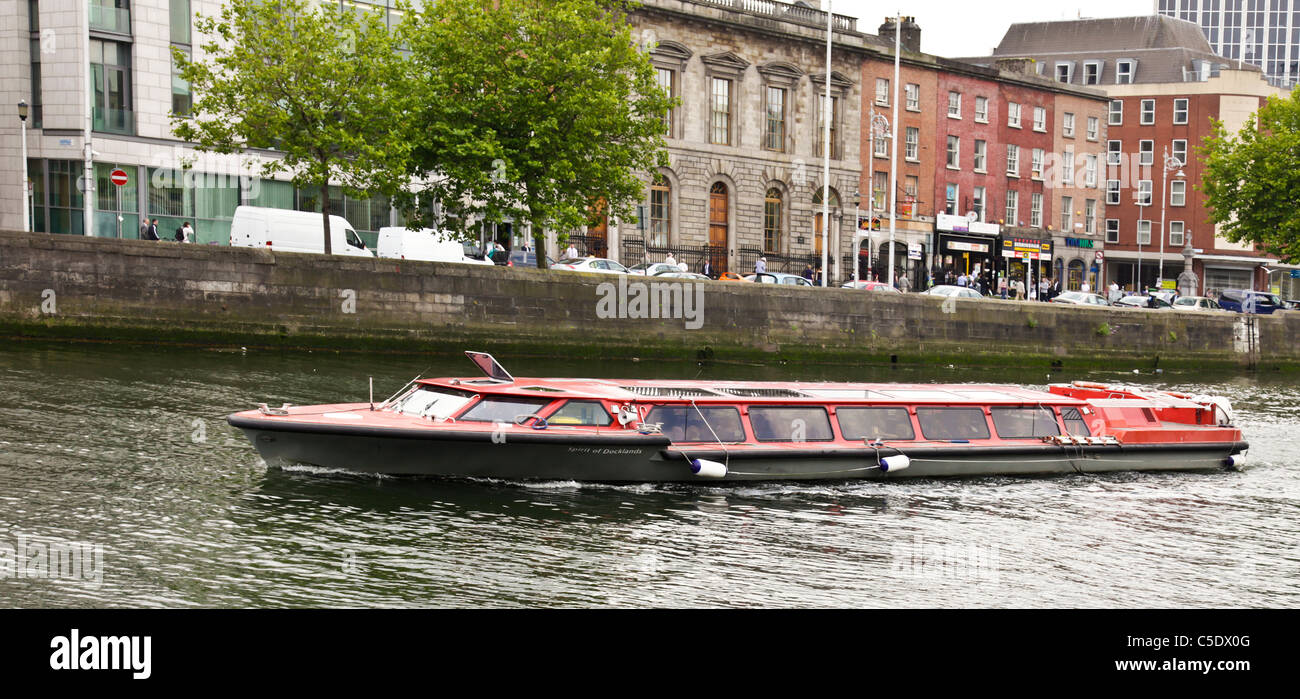 El espíritu de los Docklands, una excursión en barco por ejecutar, cruceros por el río Liffey en el río Liffey, en el centro de Dublín. Foto de stock