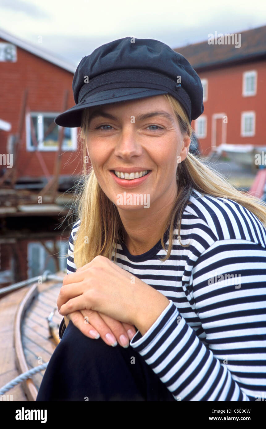Mujer joven con ropa de marinero fotografías e imágenes de alta resolución  - Alamy