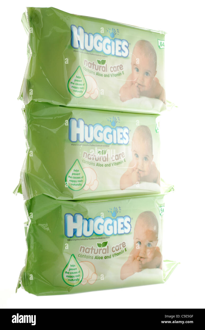 Tres packs de 64 toallitas húmedas Huggies natural care toallitas para  bebés con aloe vera y vitamina E Fotografía de stock - Alamy