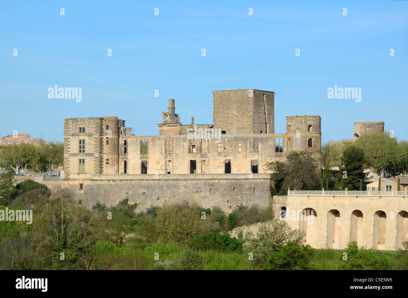 Las ruinas del castillo renacentista en La Tour d'Aigues, Luberon, Provence, Francia Foto de stock