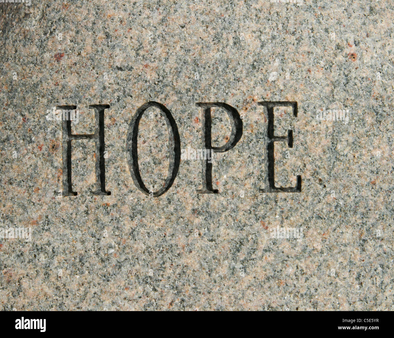 La palabra esperanza tallada en una piedra de guijarros de granito Foto de stock