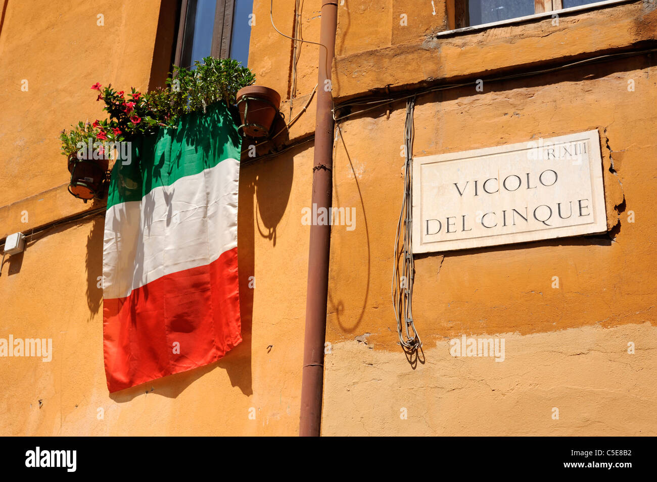 Italia, Roma, Trastevere, ventana, bandera italiana Foto de stock
