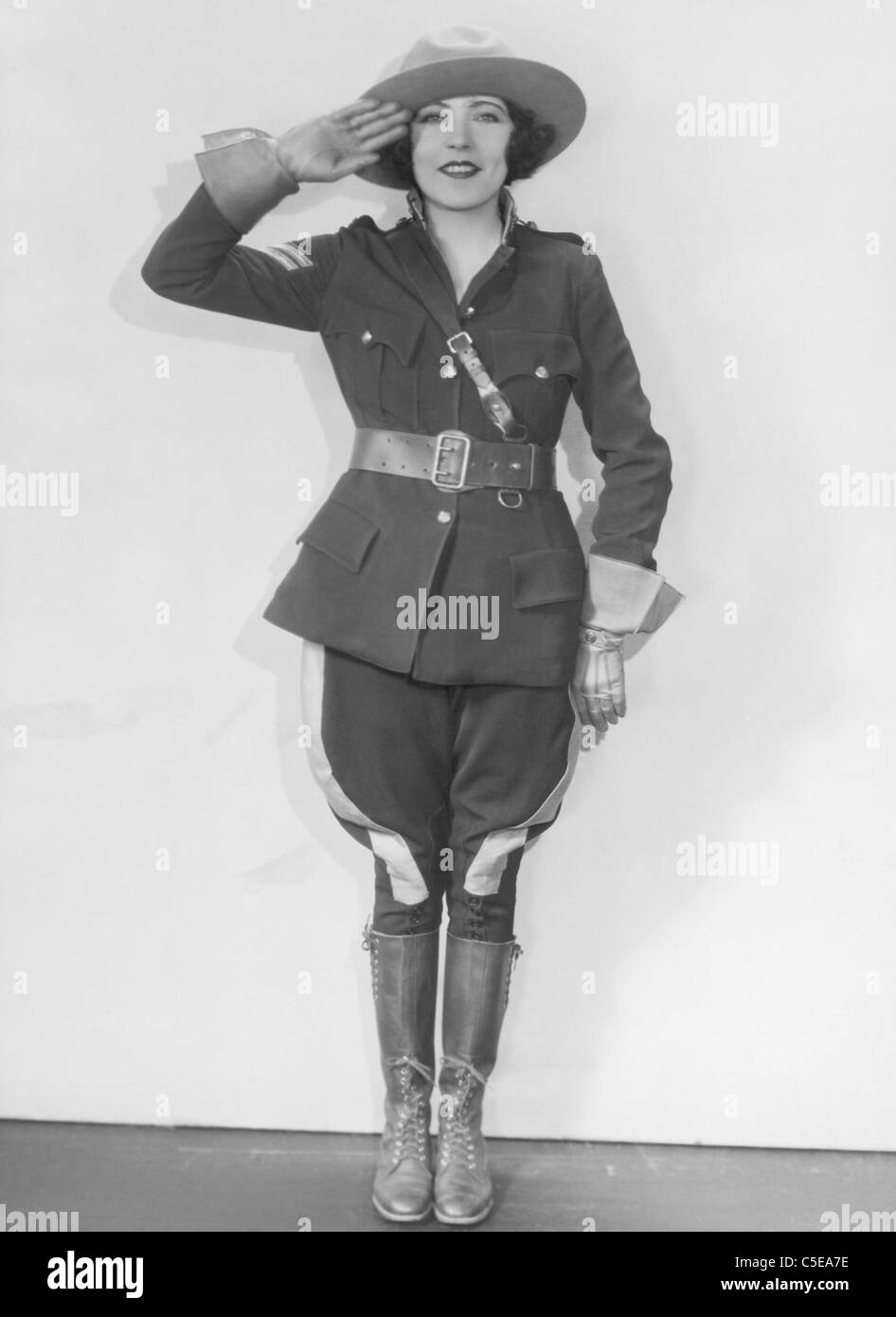 Mujer en uniforme da un saludo Foto de stock