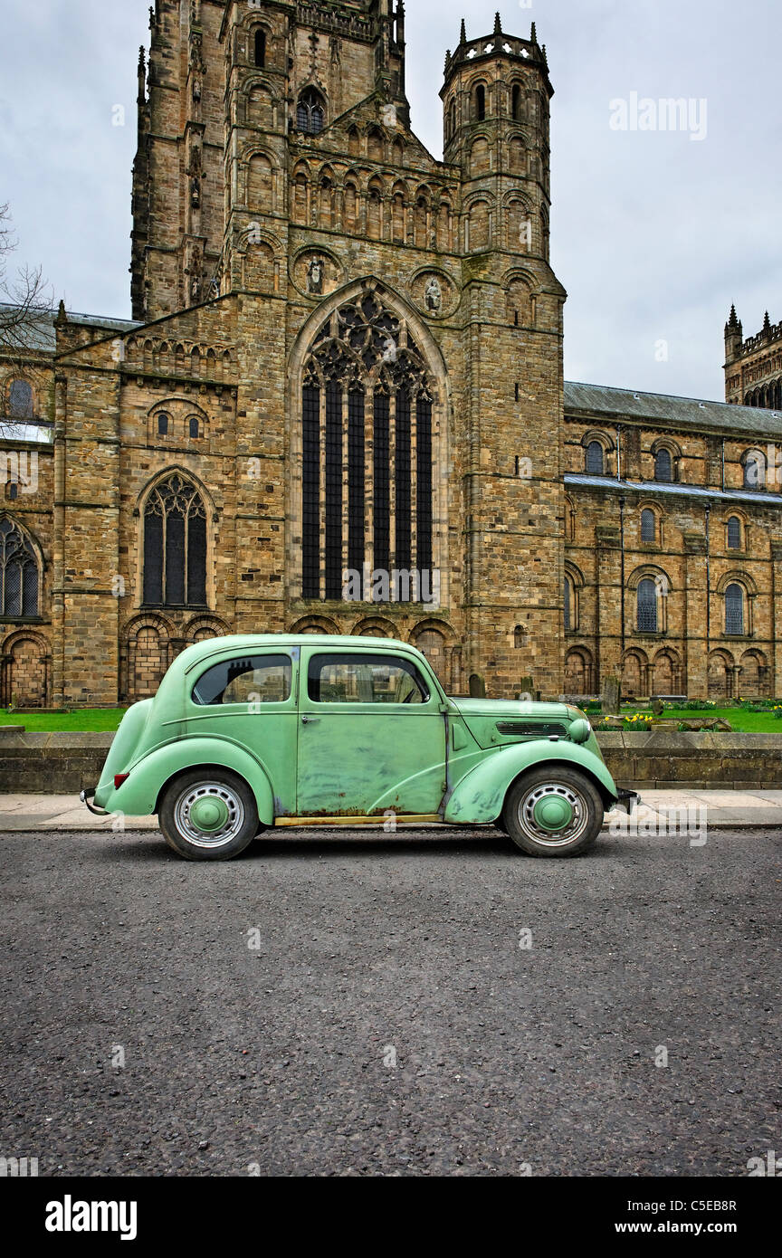 Ford Popular estacionado en Palacio verde delante de la catedral de Durham Foto de stock