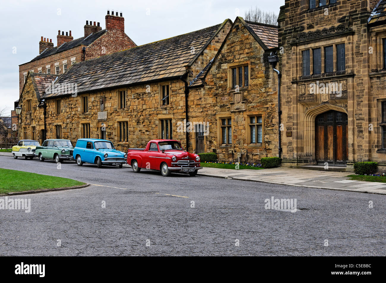 Coches clásicos estacionados en el Palacio Verde Durham Foto de stock