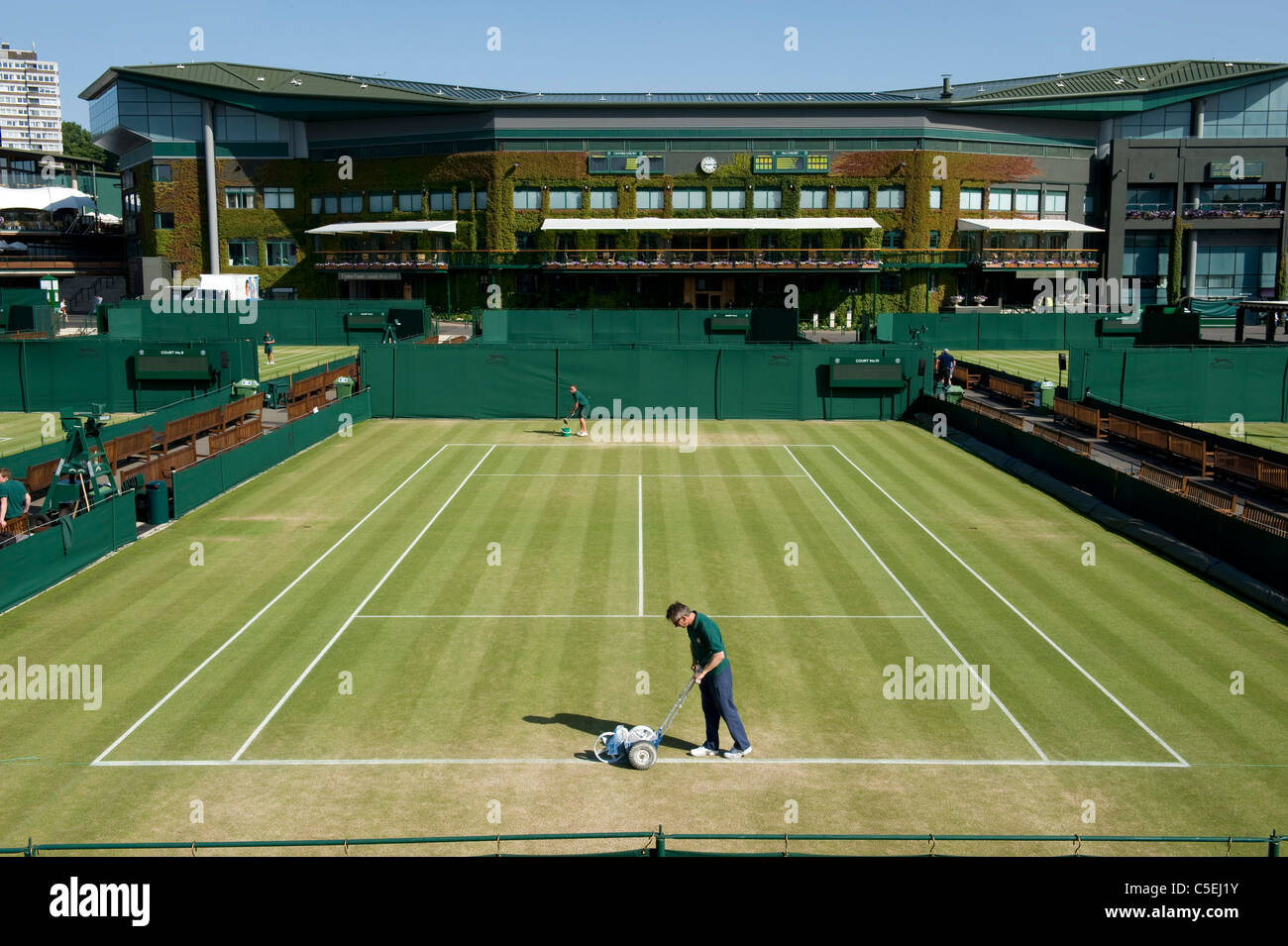 Las líneas están pintadas en corte 10 durante el 2011 Campeonatos de Tenis de Wimbledon Foto de stock