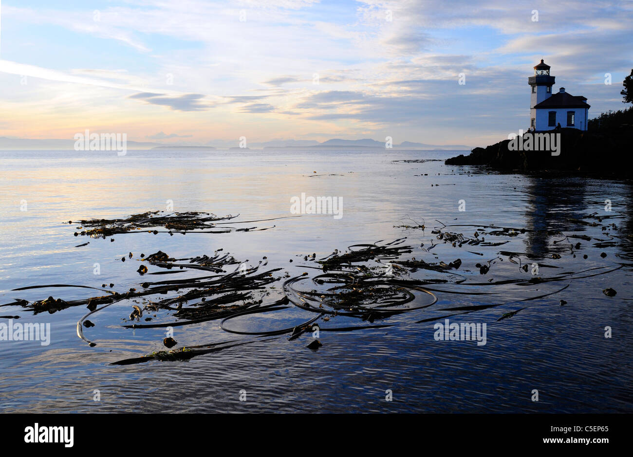 Faro en la costa de la Isla San Juan Puget Sound al atardecer Foto de stock