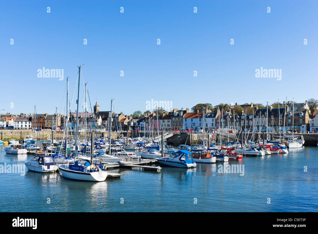 Harbour en el pintoresco pueblo pesquero de Anstruther, East Neuk, Fife, Escocia, Reino Unido Foto de stock