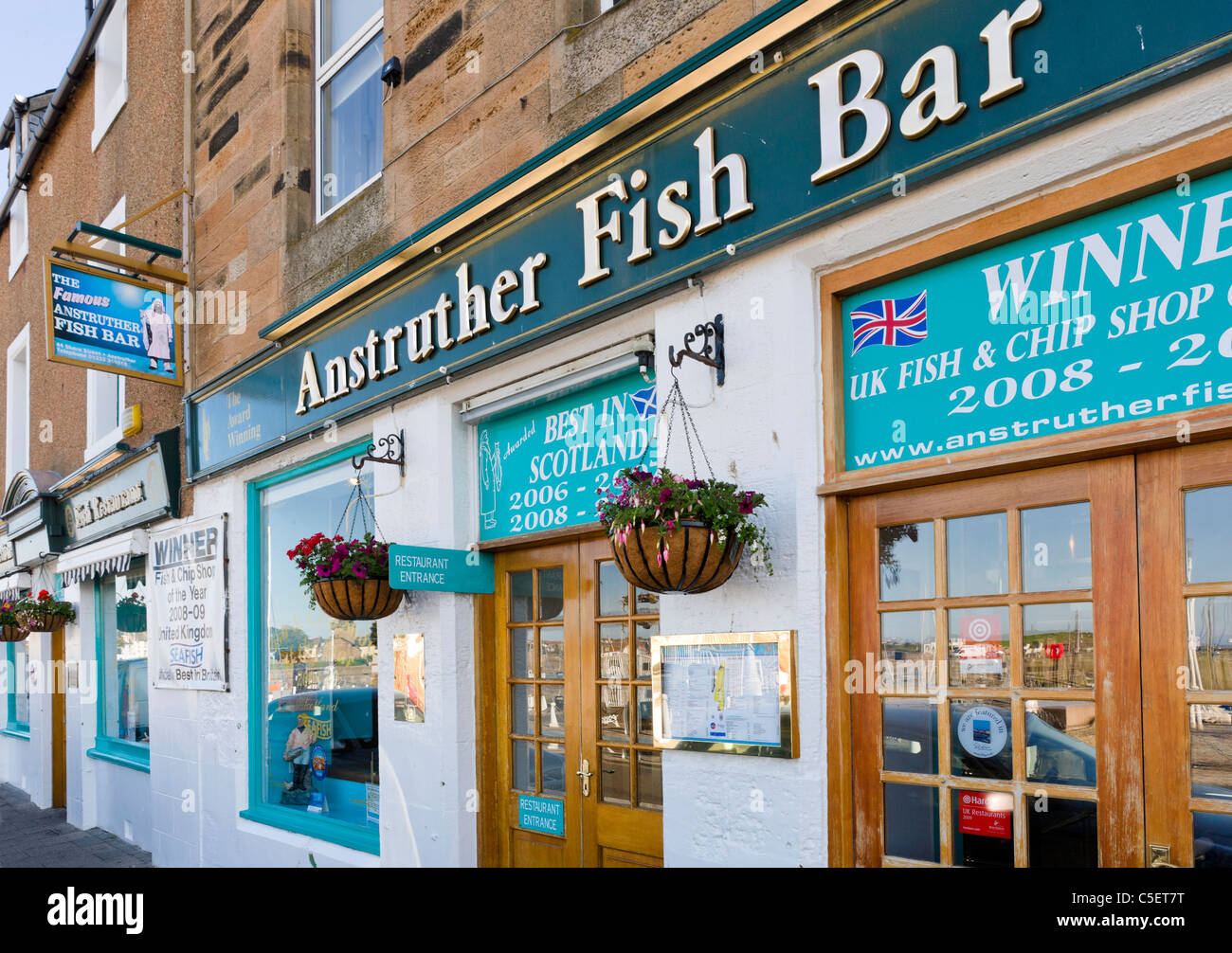 El famoso Anstruther Fish Bar en el Harbourfront, Anstruther, East Neuk, Fife, Escocia, Reino Unido Foto de stock